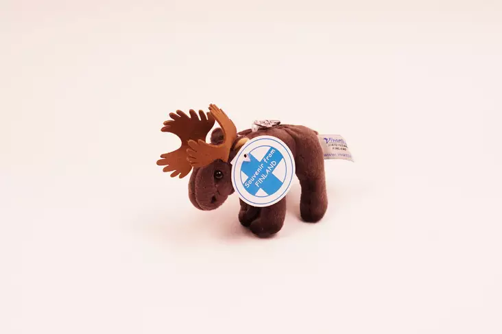 Av.perä/reppumaskotti Hirvipehmo 12cm - Metsästäjälle - 6430018772073 - 1