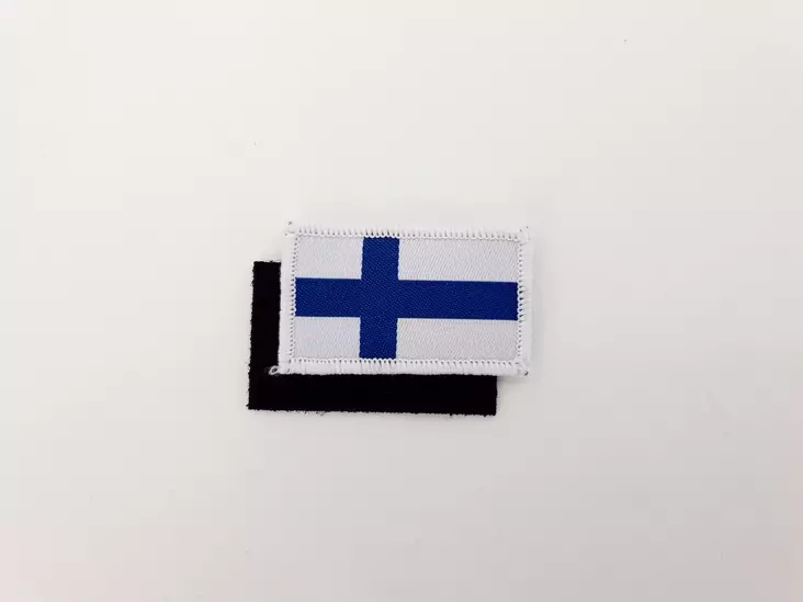 Kangasmerkki Suomenlippu 4cm x 2,5cm velcrotarralla - Hihamerkit ja tarrat - 890107 - 1